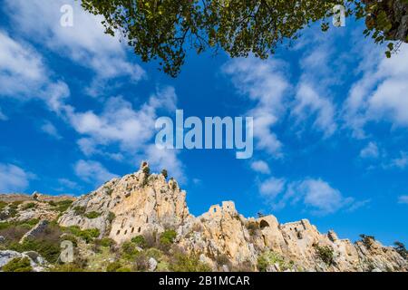 Kyrenia Mountains, Zypern - 10. Januar 2020: Die Burg Saint Hilarion, die auf dem Kyrenia Gebirge liegt, auf Zypern in der Nähe von Kyrenia. Stockfoto