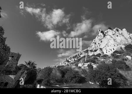 Kyrenia Mountains, Zypern - 10. Januar 2020: Die Burg Saint Hilarion, die auf dem Kyrenia Gebirge liegt, auf Zypern in der Nähe von Kyrenia. Stockfoto