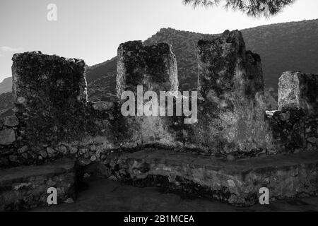 Kyrenia Mountains, Zypern - 10. Januar 2020: Ruinen der Burg Saint Hilarion, die auf dem Kyrenia Gebirge liegt, auf Zypern in der Nähe von Kyrenia. Stockfoto
