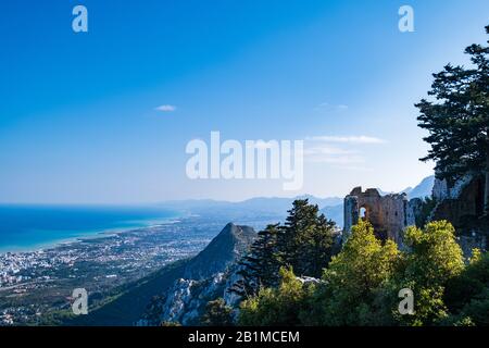 Kyrenia Mountains, Zypern - 10. Januar 2020: Blick von der Burg Saint Hilarion, die auf dem Kyrenia Gebirge liegt, auf Zypern in der Nähe von Kyrenia. Stockfoto