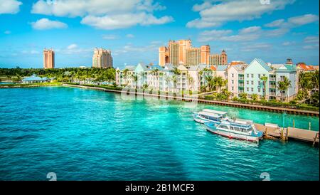 Skyline von Paradise Island mit bunten Häusern am Fährterminal. Nassau, Bahamas. Stockfoto