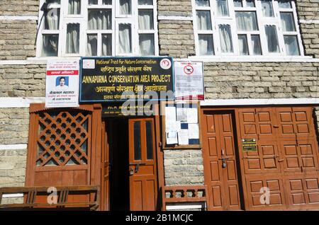 Gebäude Außeneingang Eingang Annapurna Area Conservation Project Manang Nepal Himalaya Mountains Stockfoto