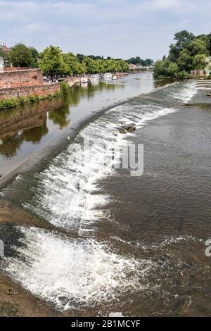 Weir am Fluss Dee, Chester, Cheshire, England, Großbritannien Stockfoto