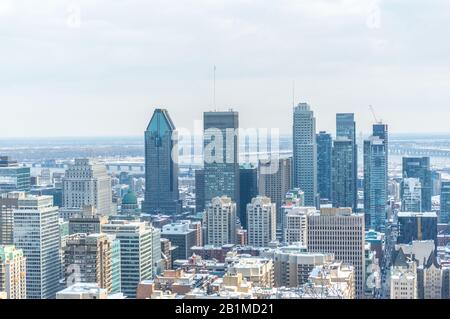 Montreal, Kanada - 16. Februar 2020: Montreal Skyline von Kondiaronk Belvedere/Mont-Royal im Winter Stockfoto