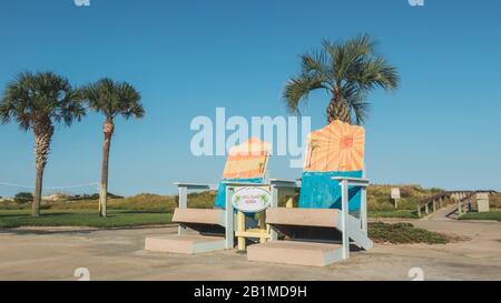 JEKYLL ISLAND, GEORGIA - 17. SEPTEMBER 2019: Bemalte und überdimensionale Strandcharis am Strandzugang. Stockfoto