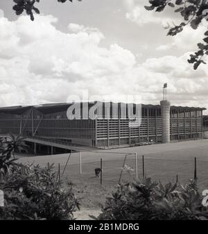 1964, historische, die neue Sporthalle und die umliegenden Fußballplätze an der National Sports Center, Crystal Palace, London, England. Stockfoto