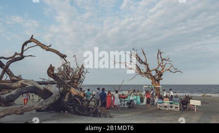 JEKYLL ISLAND, GEORGIA - 17. SEPTEMBER 2019: Eine Hochzeitsfeier am Abend am berühmten Treibholzstrand. Stockfoto