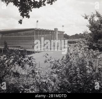 1964, historische, die neue Sporthalle und die umliegenden Fußballplätze an der National Sports Center, Crystal Palace, London, England. Stockfoto