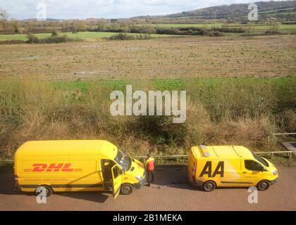 Februar 2020 - Aufgeteilter DHL-Lieferwagen mit einem AA-Lieferwagen Stockfoto