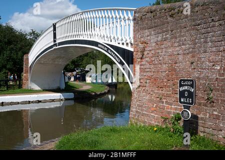 Gusseisenbrücke über den Kanal bei Braunston, Northamptonshire, England Stockfoto