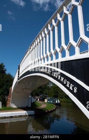 Gusseisenbrücke über den Kanal bei Braunston, Northamptonshire, England Stockfoto