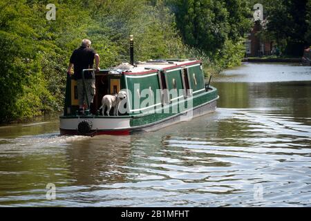 Kanalboot, das auf dem Oxford-Kanal in Braunston, Northamptonshire, England, unterwegs ist Stockfoto