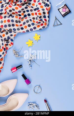 Frau Fall Kleidung und Accessoires flach lag. Weibliches Herbstmode-Konzept. Stockfoto