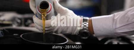 Gießen neue Öl Stockfoto