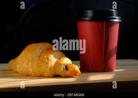 Nahaufnahme von Backwaren und Kaffee auf dem Tisch Stockfoto