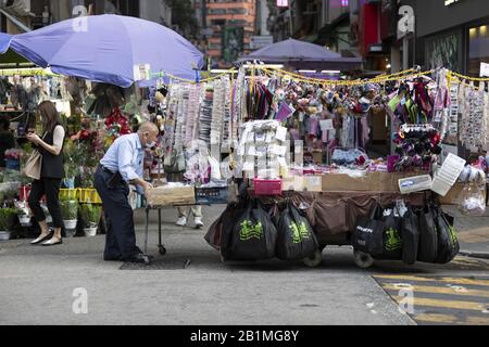 26. Februar 2020, Hongkong, China: Ein maskierter leitender Anbieter, der seinen Standpunkt drängt. Finanzsekretär Paul Chan gab bekannt, dass die Prognose für die Staatsausgaben die Einnahmen um 139 Milliarden HK in den Jahren 2020-21 übersteigen soll. Das Defizit wird sechs Jahre in Folge prognostiziert. (Kreditbild: © Mai James/SOPA-Bilder über ZUMA Wire) Stockfoto