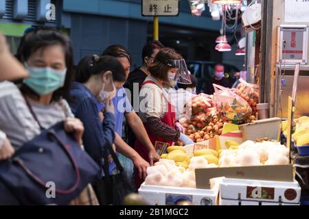 26. Februar 2020, Hongkong, China: Menschen, die Schutzmasken auf dem nassen Markt im Zentralbezirk tragen. Finanzsekretär Paul Chan gab bekannt, dass die Prognosen für die Staatsausgaben 2020-21 um 139 Milliarden HK übersteigen werden, das Defizit wird sechs Jahre in Folge prognostiziert. (Kreditbild: © Mai James/SOPA-Bilder über ZUMA Wire) Stockfoto