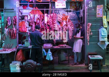 26. Februar 2020, Hongkong, China: Menschen, die Schutzmasken auf dem nassen Markt im Zentralbezirk tragen. Finanzsekretär Paul Chan gab bekannt, dass die Prognosen für die Staatsausgaben 2020-21 um 139 Milliarden HK übersteigen werden, das Defizit wird sechs Jahre in Folge prognostiziert. (Kreditbild: © Mai James/SOPA-Bilder über ZUMA Wire) Stockfoto