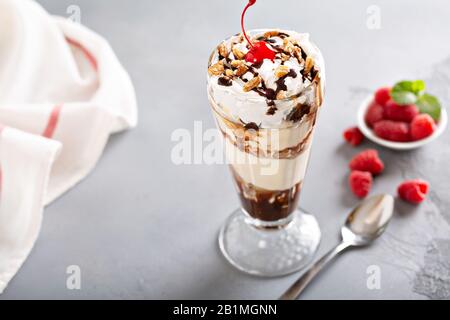 Eis, Schokolade und Schlagsahne Parfait Stockfoto