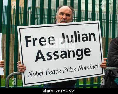 Protestler außerhalb des Belmarsh Gefängnisses, der die Free Julian Assange Campaign am Tag der Auslieferungsverhandlung des WikiLeaks-Gründers in die USA unterstützt. Stockfoto