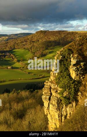 Schöne Fernsicht auf das sonnenbeleuchtete Sutton Bank Escarpment, Roulston Scar Cliff Face, Farmland & Dark Sky - North Yorkshire, England, Großbritannien. Stockfoto