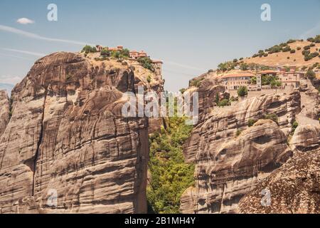 Die Klöster Meteora Varlaam und Verklärung (Großer Meteoron) befinden sich auf einer Klippe Stockfoto