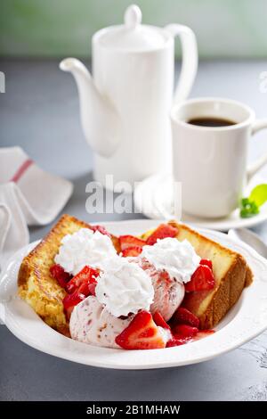 Gegrillter Pfundkuchen mit Erdbeereis Stockfoto