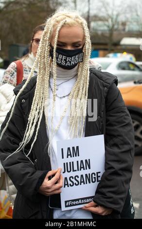 Protestler außerhalb des Belmarsh Gefängnisses, der die Free Julian Assange Campaign am Tag der Auslieferungsverhandlung des WikiLeaks-Gründers in die USA unterstützt. Stockfoto