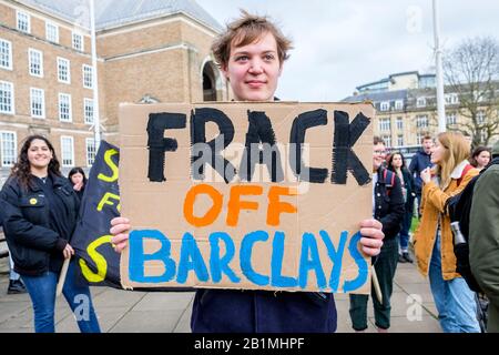 Studenten und Schulkinder des Bristol College sind abgebildet und nehmen an einem protestmarsch für den Jugendstreik 4 zum Klimawandel in Bristol 14-02-20 teil Stockfoto