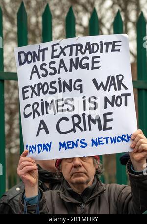 Protestler außerhalb des Belmarsh Gefängnisses, der die Free Julian Assange Campaign am Tag der Auslieferungsverhandlung des WikiLeaks-Gründers in die USA unterstützt. Stockfoto