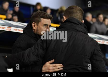 London, ENGLAND - 26. FEBRUAR Gary Rowett, Millwall Manager, begrüßte den Manager von Birmingham Pep Clotet beim Sky Bet Championship Match zwischen Millwall und Birmingham City in Den, London am Mittwoch, 26. Februar 2020. (Kredit: Ivan Yordanov/MI News)Foto darf nur für redaktionelle Zwecke in Zeitungen und/oder Zeitschriften verwendet werden, Lizenz für kommerzielle Nutzung erforderlich Kredit: MI News & Sport /Alamy Live News Stockfoto