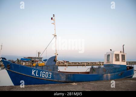 Altes blaues Fischerboot in Nida, Litauen geparkt Stockfoto