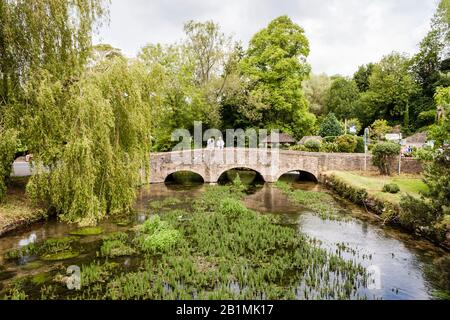 Brisge über den Fluss Coln in Bibury, Gloucestershire, England, GB, Großbritannien Stockfoto