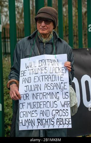 Protestler außerhalb des Belmarsh Gefängnisses, der die Free Julian Assange Campaign am Tag der Auslieferungsverhandlung des WikiLeaks-Gründers in die USA unterstützt. Stockfoto