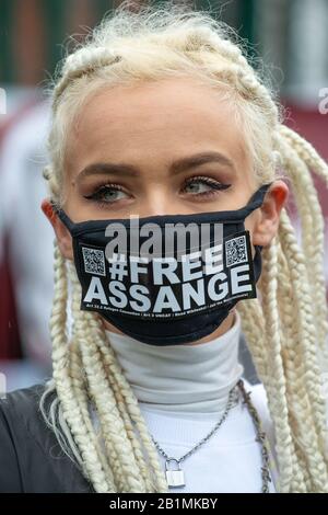 Protestler außerhalb des Belmarsh Gefängnisses, der die Free Julian Assange Campaign am Tag der Auslieferungsverhandlung des WikiLeaks-Gründers in die USA unterstützt. Stockfoto