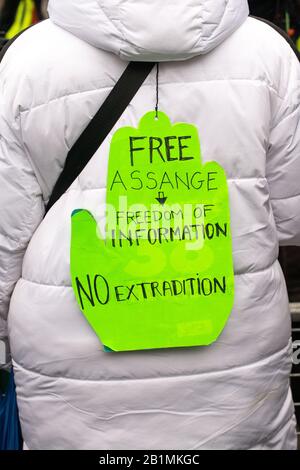 Protestler außerhalb des Belmarsh Gefängnisses, der die Free Julian Assange Campaign am Tag der Auslieferungsverhandlung des WikiLeaks-Gründers in die USA unterstützt. Stockfoto