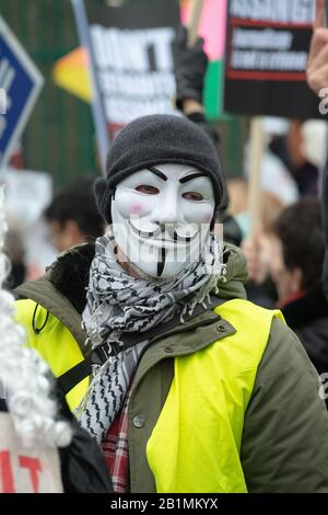 Protestler außerhalb des Belmarsh Gefängnisses, der die Free Julian Assange Campaign am Tag der Auslieferungsverhandlung des WikiLeaks-Gründers in die USA unterstützt. Stockfoto