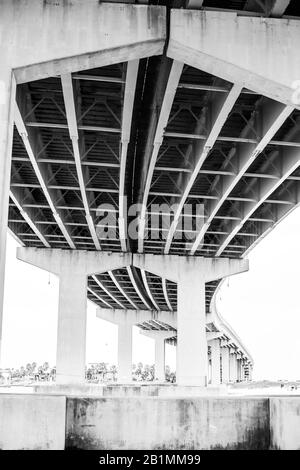 Blick vom Wasser unter der Autobahn. Stockfoto