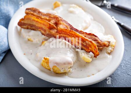 Kekse und Gravy mit Speck zum Frühstück Stockfoto