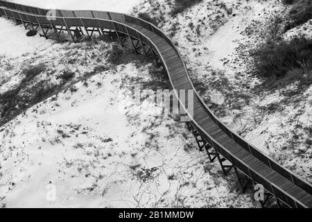 Genießen Sie die Form des Boardwalk unten. Stockfoto