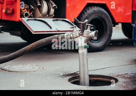 Während eines Strukturbrands Verwender Hydrant Stockfoto