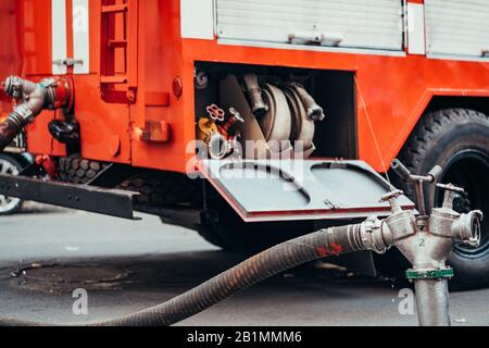 Während eines Strukturbrands Verwender Hydrant Stockfoto
