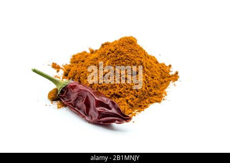 Currypulver isoliert auf weißem Hintergrund Stockfoto