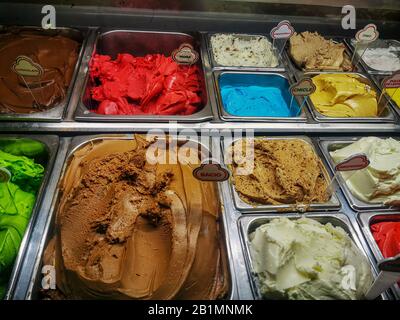 Verschiedene italienische Gelato-Eiscreme-Aromen in moderner Ladendisplays Stockfoto