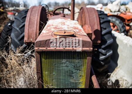 Überprüfung eines alten CASE-Traktors, der noch rotten gelassen wurde. Stockfoto