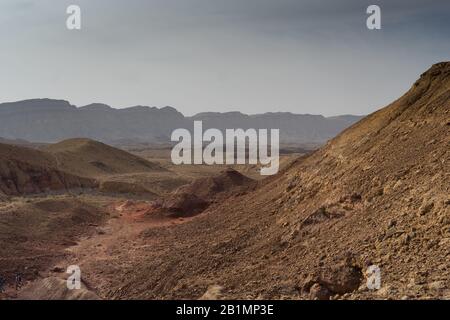 Steinwüsten Wandern für Gesundheit und Blick auf die Berge Stockfoto