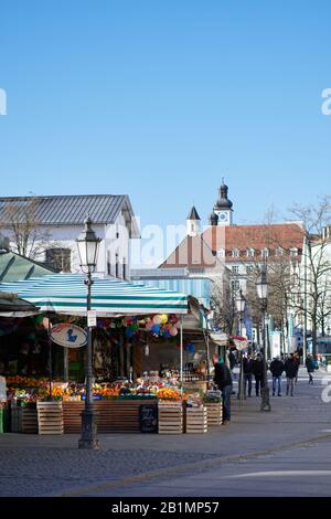 München, Deutschland - 22. Februar 2020: Der Delikatessenbauermarkt Viktualienmarkt öffnet sich langsam und die Essensstände bereiten sich auf ein vor Stockfoto