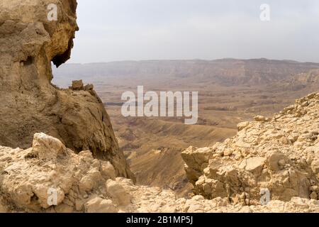 Steinwüsten Wandern für Gesundheit und Blick auf die Berge Stockfoto