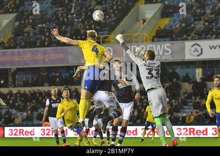 London, ENGLAND - 26. FEBRUAR Marc Roberts aus Birmingham bestreitet mit Murray Wallace von Millwall eine Kopfzeile beim Sky Bet Championship Match zwischen Millwall und Birmingham City in Den, London am Mittwoch, 26. Februar 2020. (Kredit: Ivan Yordanov/MI News)Foto darf nur für redaktionelle Zwecke in Zeitungen und/oder Zeitschriften verwendet werden, Lizenz für kommerzielle Nutzung erforderlich Kredit: MI News & Sport /Alamy Live News Stockfoto