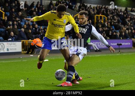 London, ENGLAND - 26. FEBRUAR Jude Bellingham von Birmingham kämpft um Besitz mit Mason Bennett von Millwall während des Sky Bet Championship Matches zwischen Millwall und Birmingham City in Den, London am Mittwoch, 26. Februar 2020. (Kredit: Ivan Yordanov/MI News)Foto darf nur für redaktionelle Zwecke in Zeitungen und/oder Zeitschriften verwendet werden, Lizenz für kommerzielle Nutzung erforderlich Kredit: MI News & Sport /Alamy Live News Stockfoto